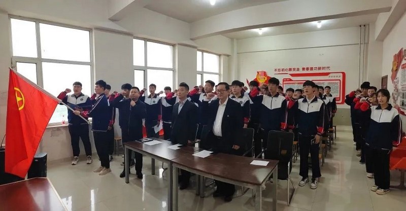 內(nèi)蒙古電力交通職業(yè)技術(shù)學(xué)校新團(tuán)員入團(tuán)儀式