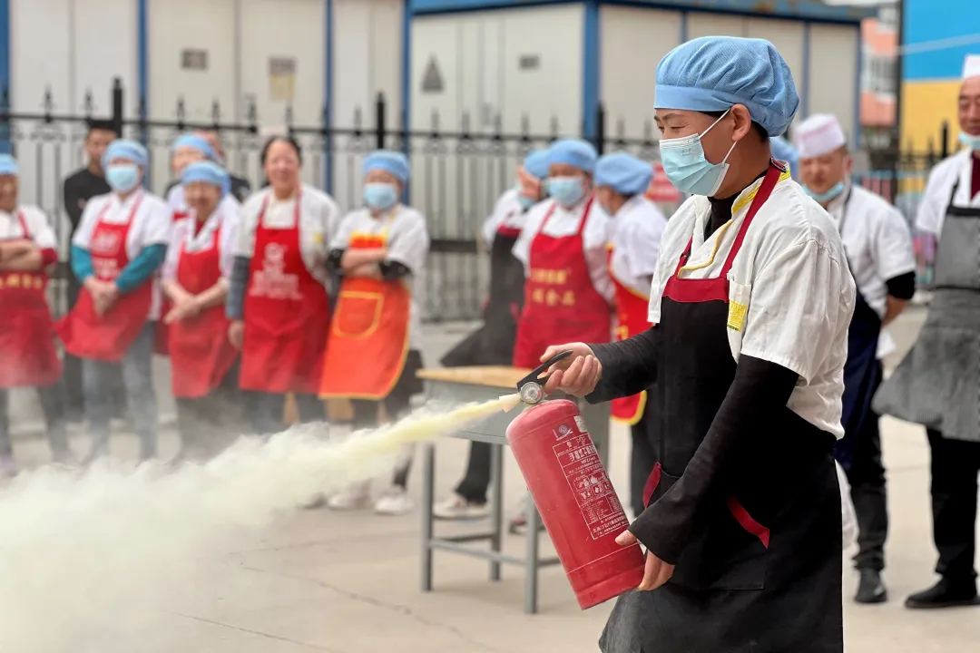 餐廳展開“四清兩學(xué)兩遵守”的自查工作